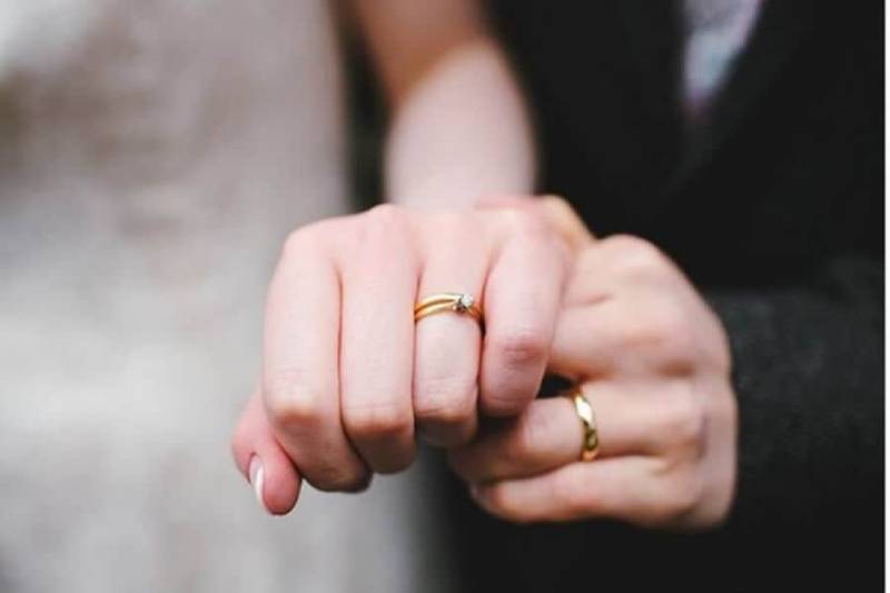 Quà tặng là chiếc nhẫn đôi thể hiện tình cảm bền chặt, gắn bó và tình yêu dài lâu 